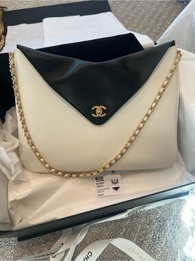 Chanel 26S hobo bag black & white